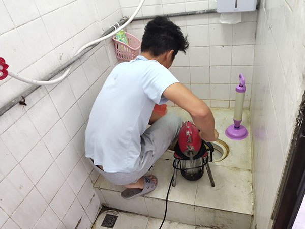 柯坪管道堵塞冒臭气 专业师傅现场解决问题